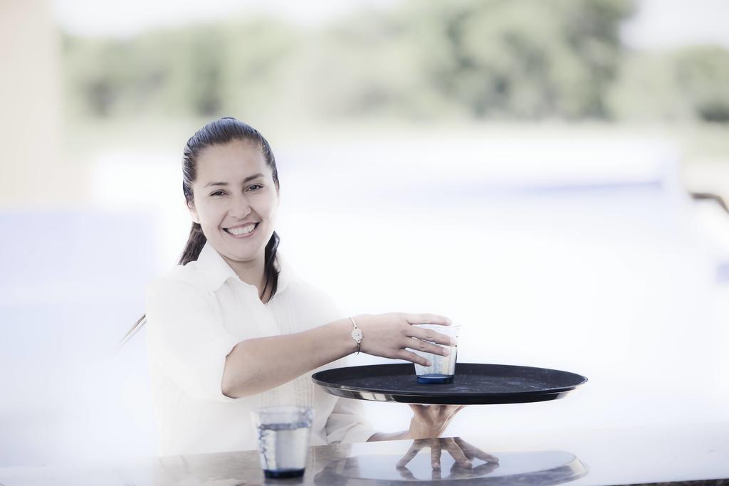 Grace Cafayate 호텔 외부 사진 A waitress at work