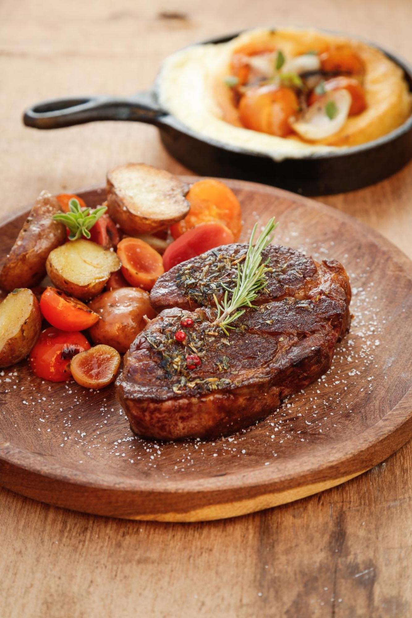 Grace Cafayate 호텔 외부 사진 A steak with vegetables