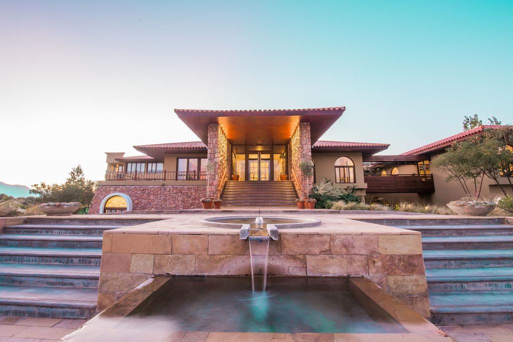 Grace Cafayate 호텔 외부 사진 Fountain at the entrance of the hotel